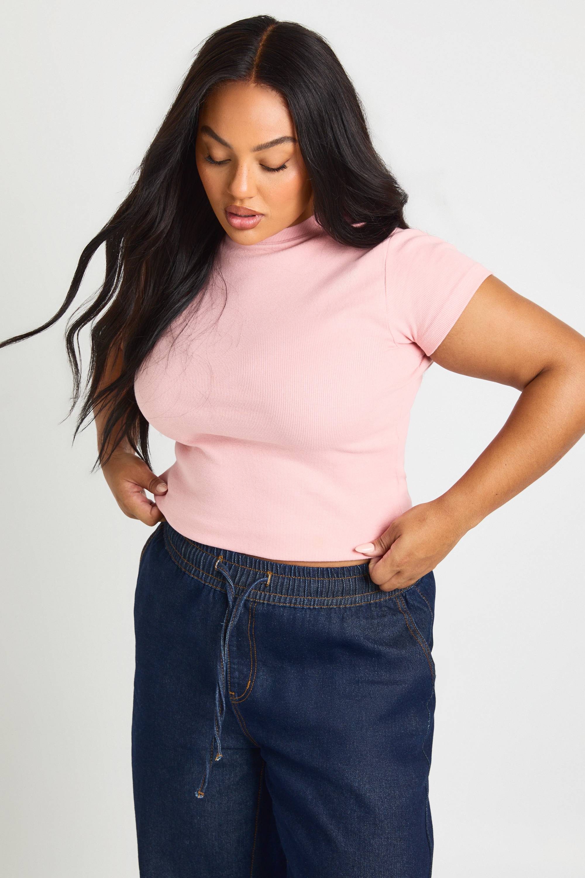 boohoo Haut Ajusté Côtelé À Manches Courtes Grande Taille