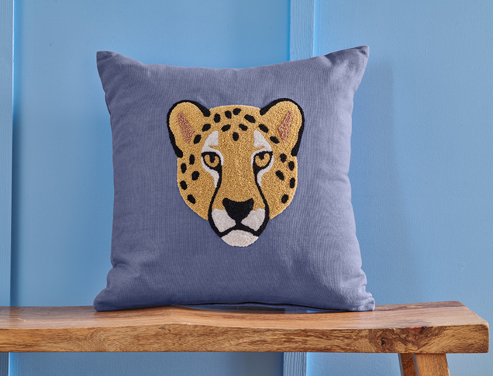 Coussin brodé-Savane animée
