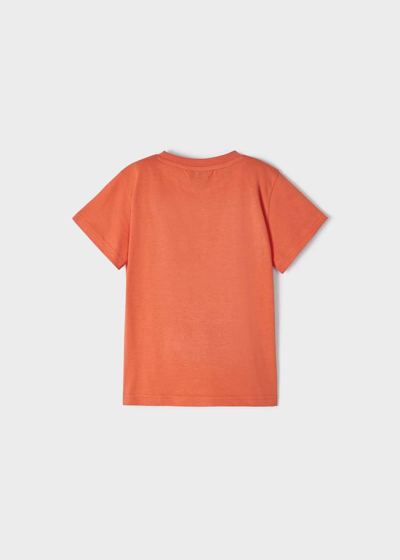 Camiseta infantil com estampa interativa, feita de algodão sustentável.