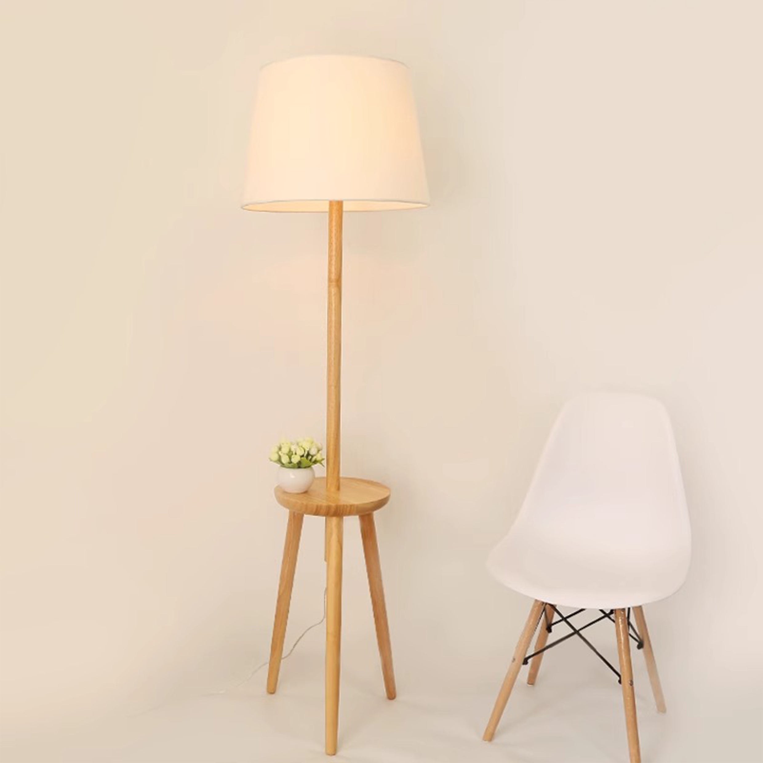 QUVIO Staande vloerlamp - Met plankje - Hout