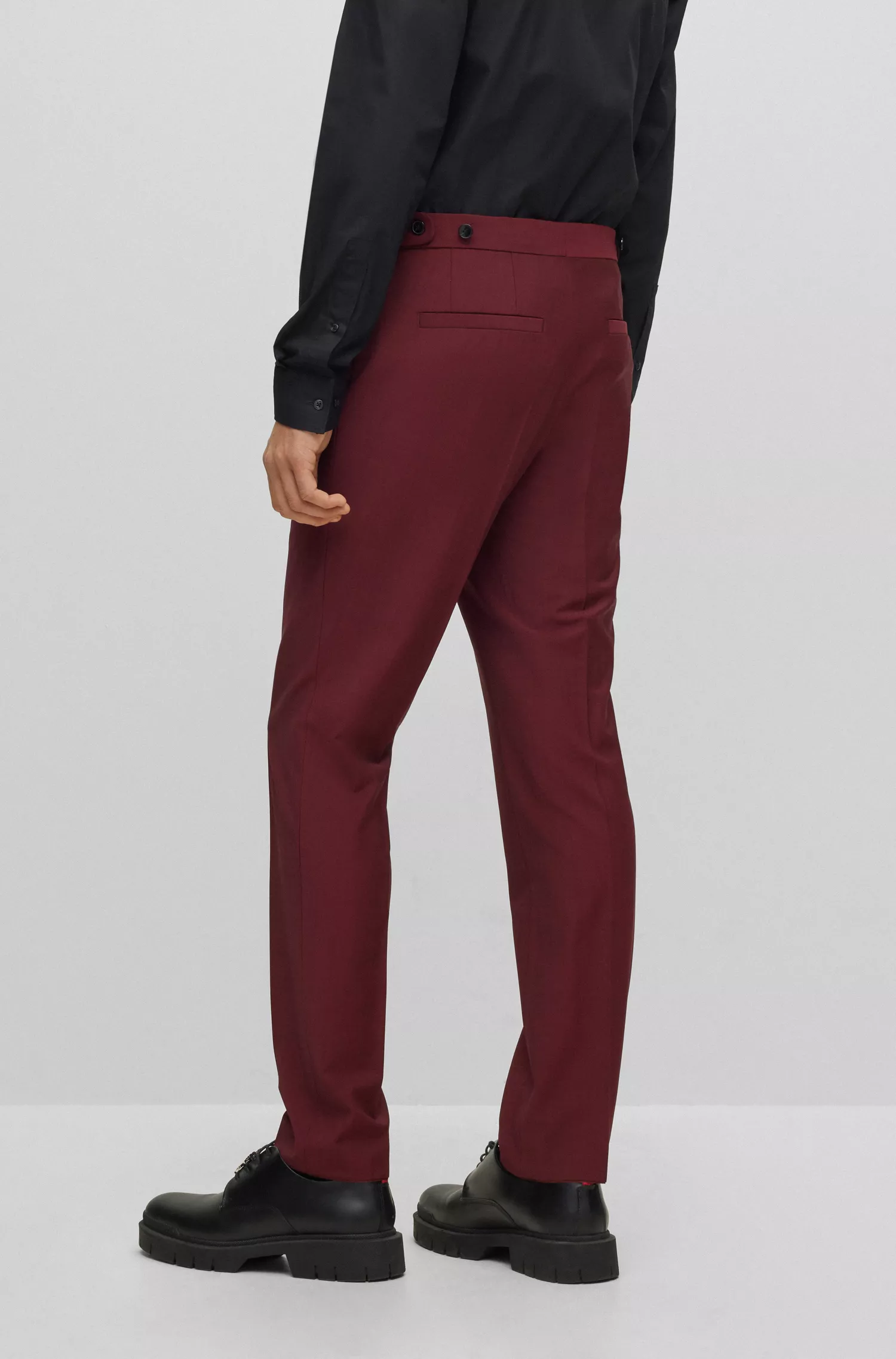Terno HUGO vermelho de três peças, corte slim, em tecido elástico de alta performance.