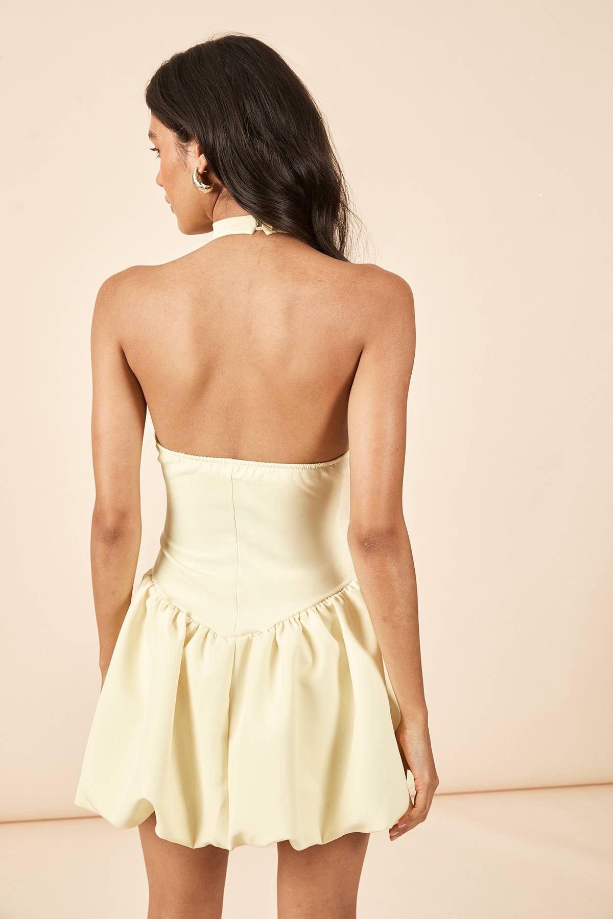 boohoo Mini Robe Col Bénitier Dos Nu À Ourlet Asymétrique