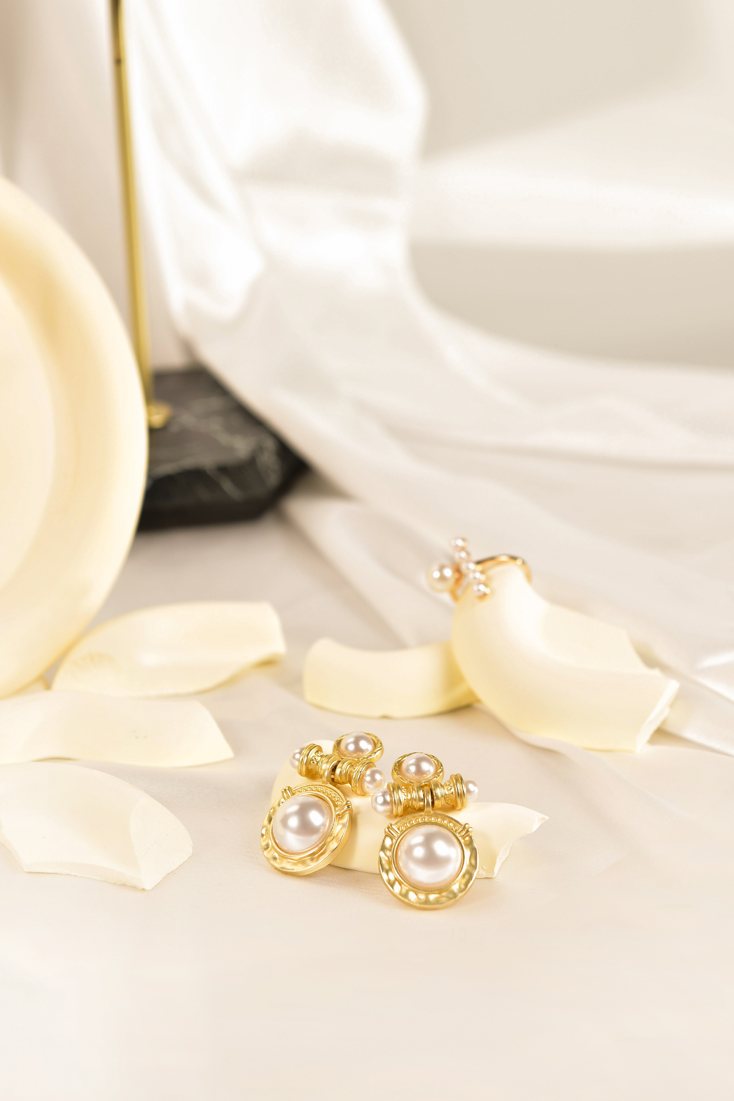 Boucles d'oreilles décoratives élégantes en fausses perles