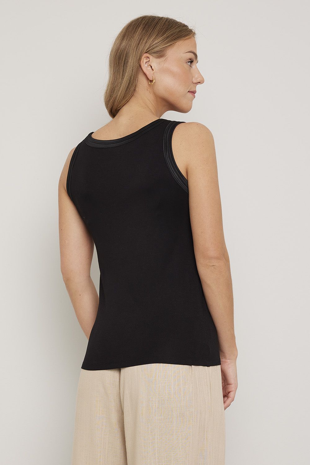 Singlet med satengbånd
