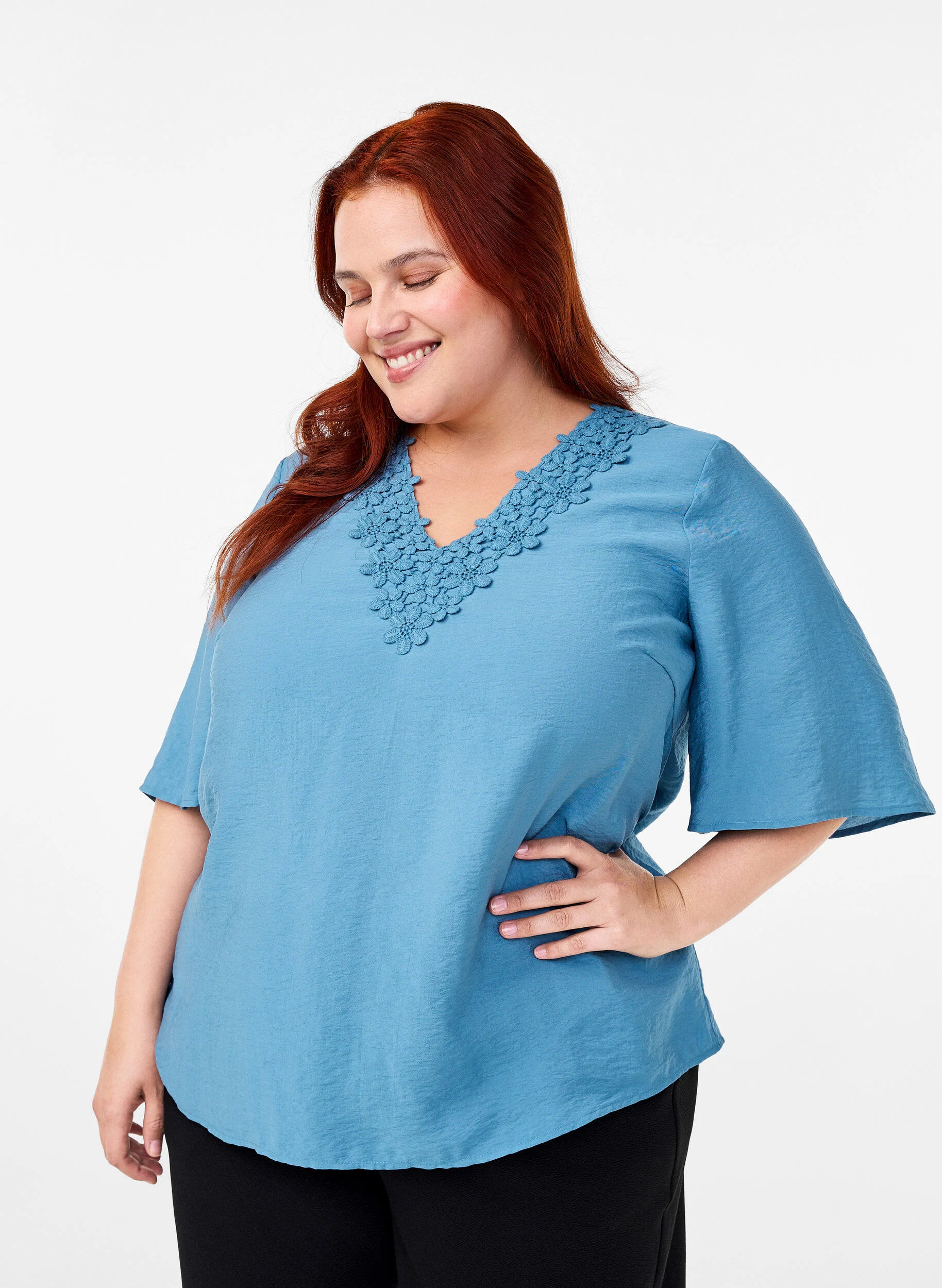 Viskosebluse med v-hals og broderidetalje