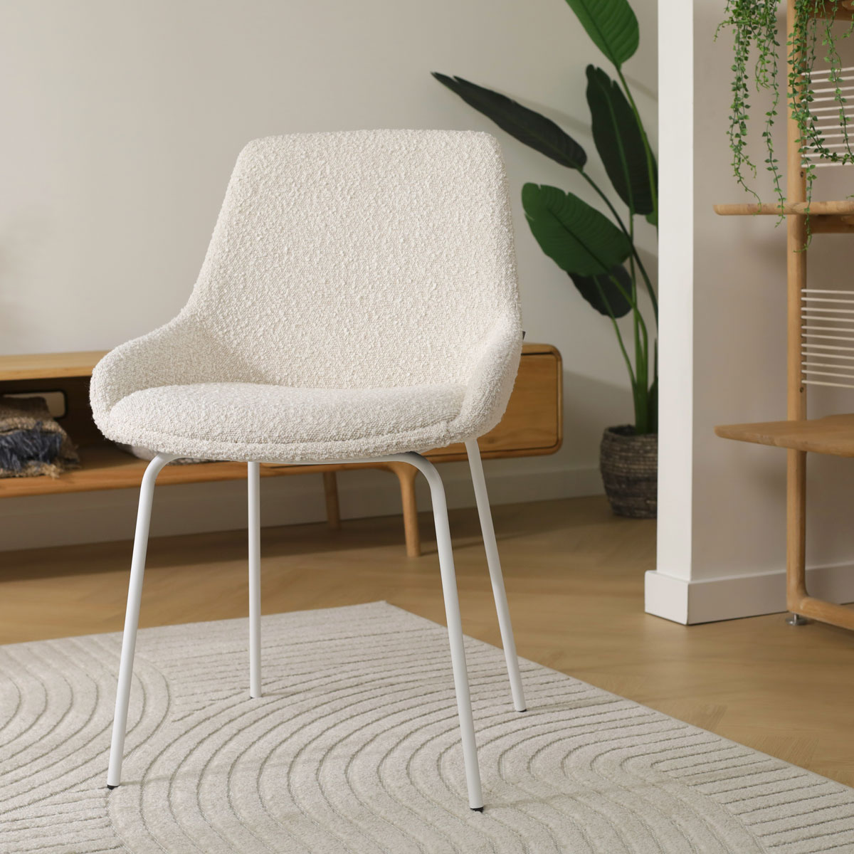 Eetkamerstoel Nora-Isa bouclé beige - wit onderstel