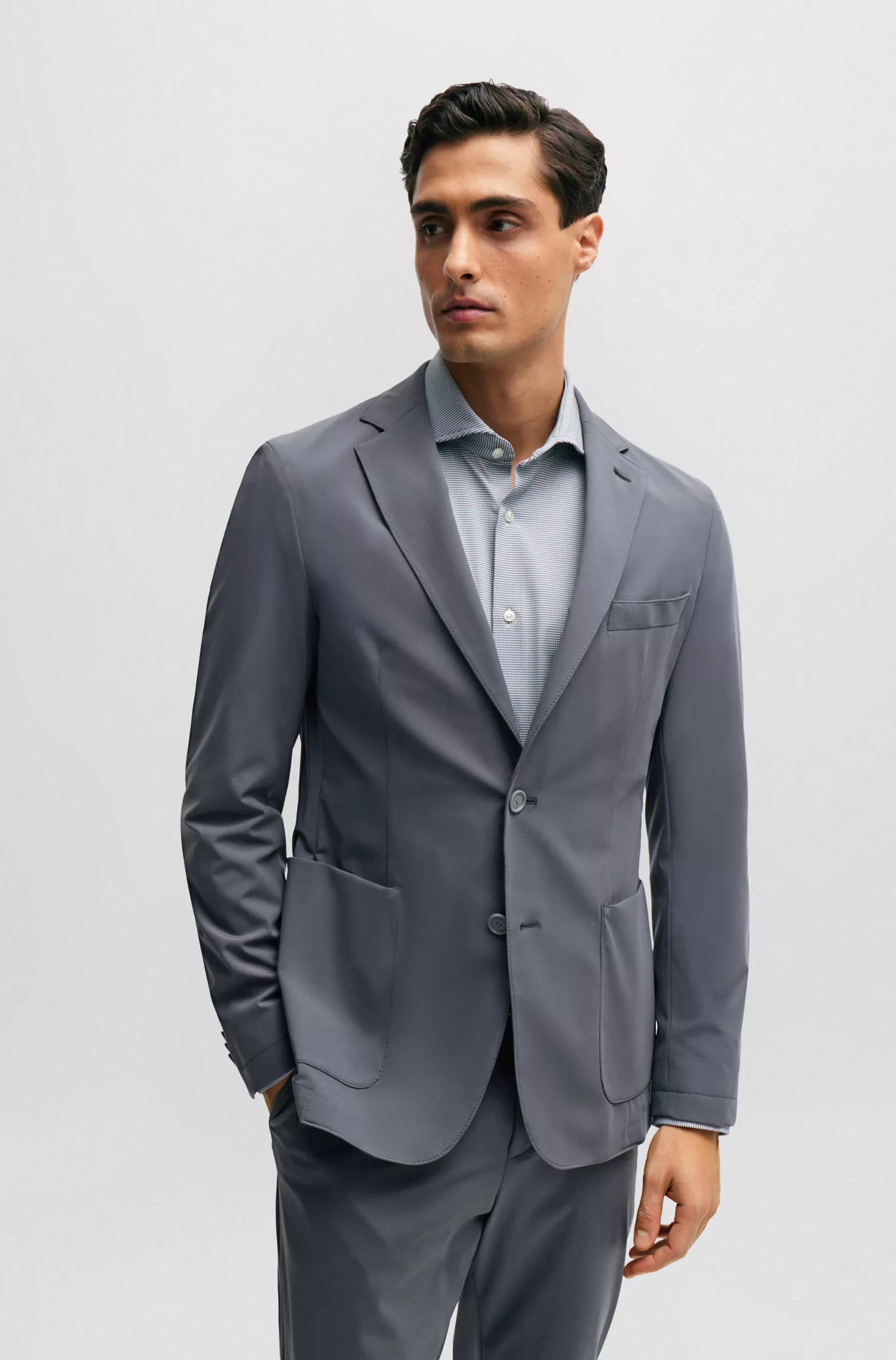 Jaqueta BOSS preta de corte slim em jérsei de alta performance resistente a amassados e com elasticidade.