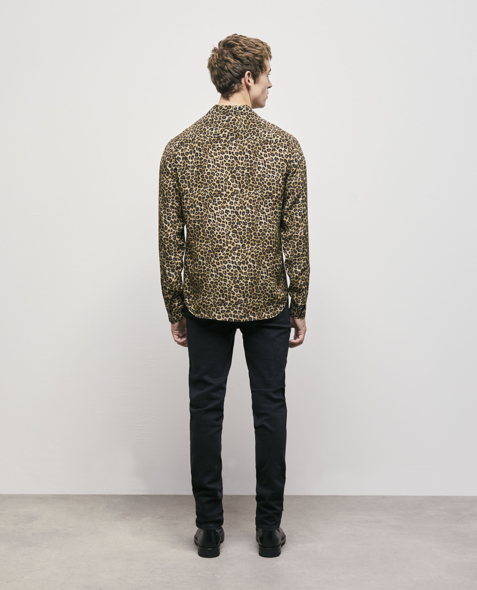 Chemise col classique en soie léopard