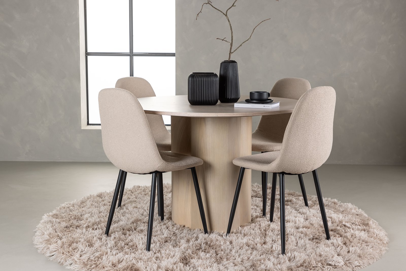 Olivia og Polar Spisegruppe Olivia rundt spisebord Ø110 cm i hvitlasert finer med 4 stk. Polar spisestoler i Beige Bouclé og sorte ben.