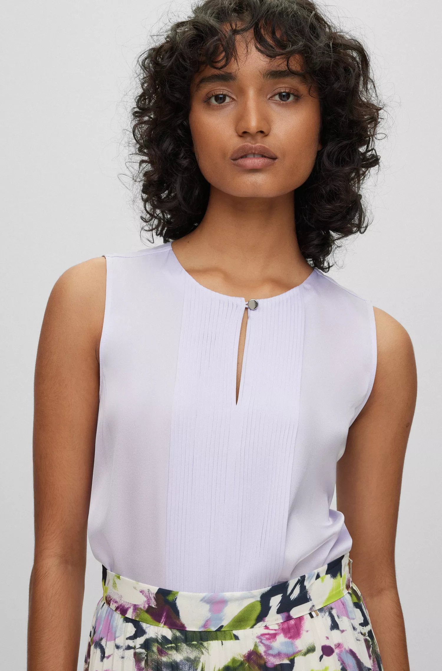 Blusa preta sem mangas BOSS em crepe de chine de seda elástica.
