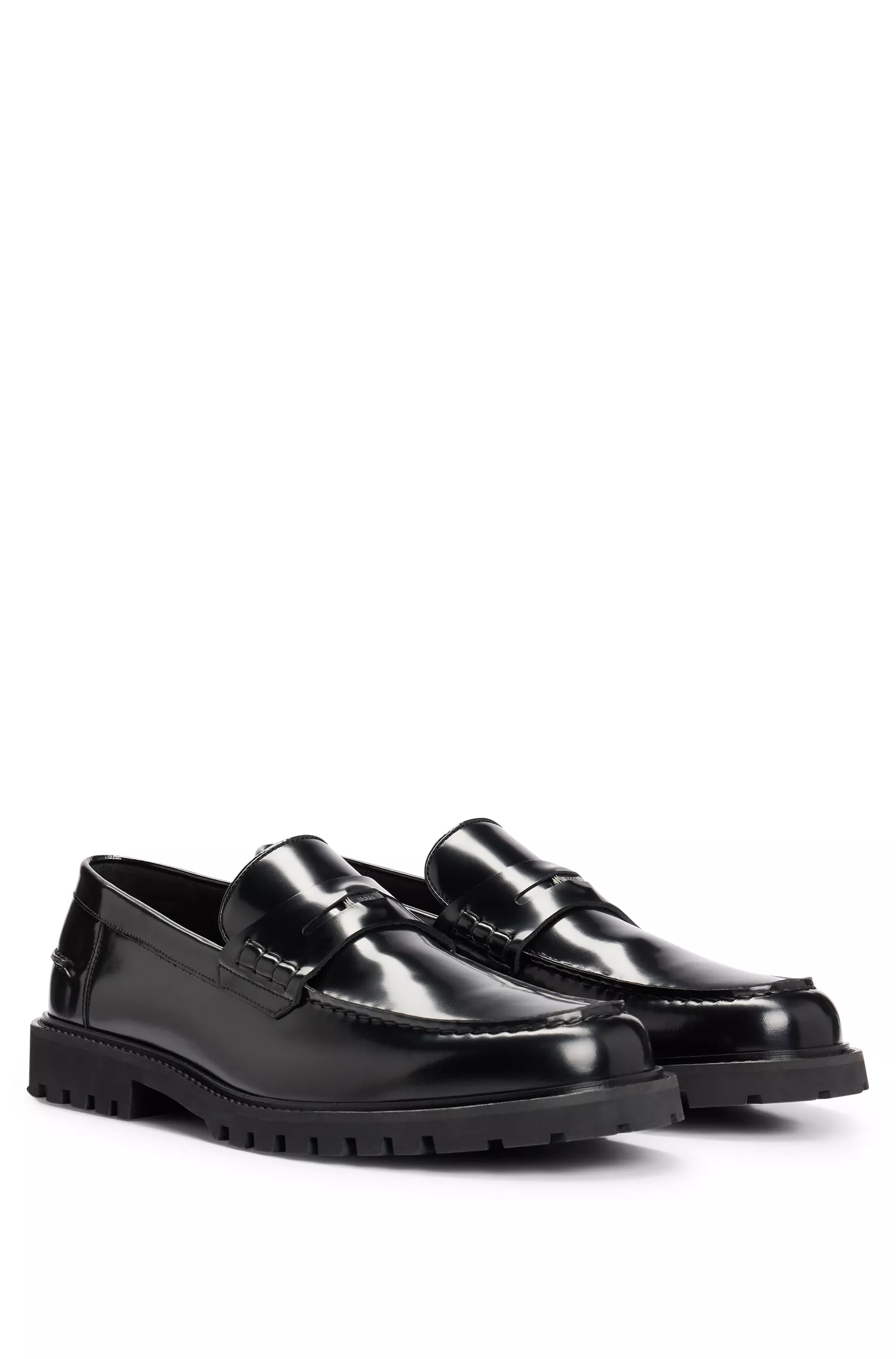 Mocassins BOSS em couro preto com detalhe de moeda com a marca.