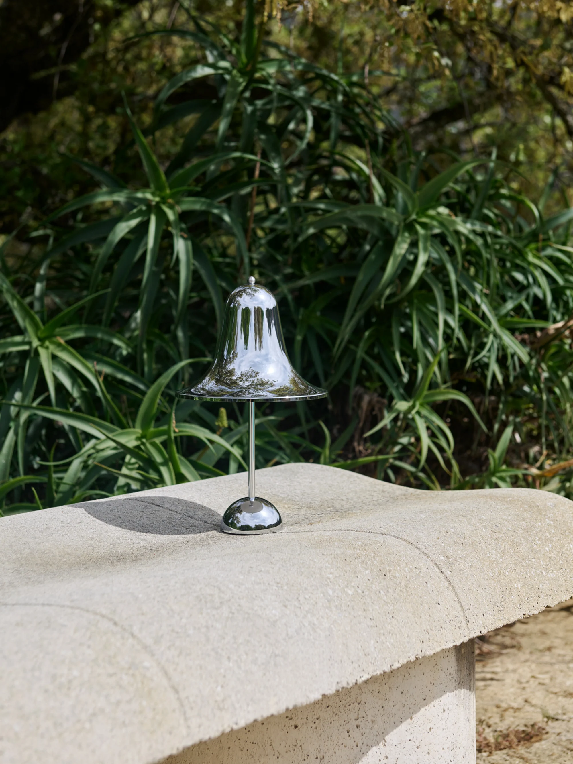 Kleine draagbare dimbare LED-tafellamp Pantop, Design Verner Panton