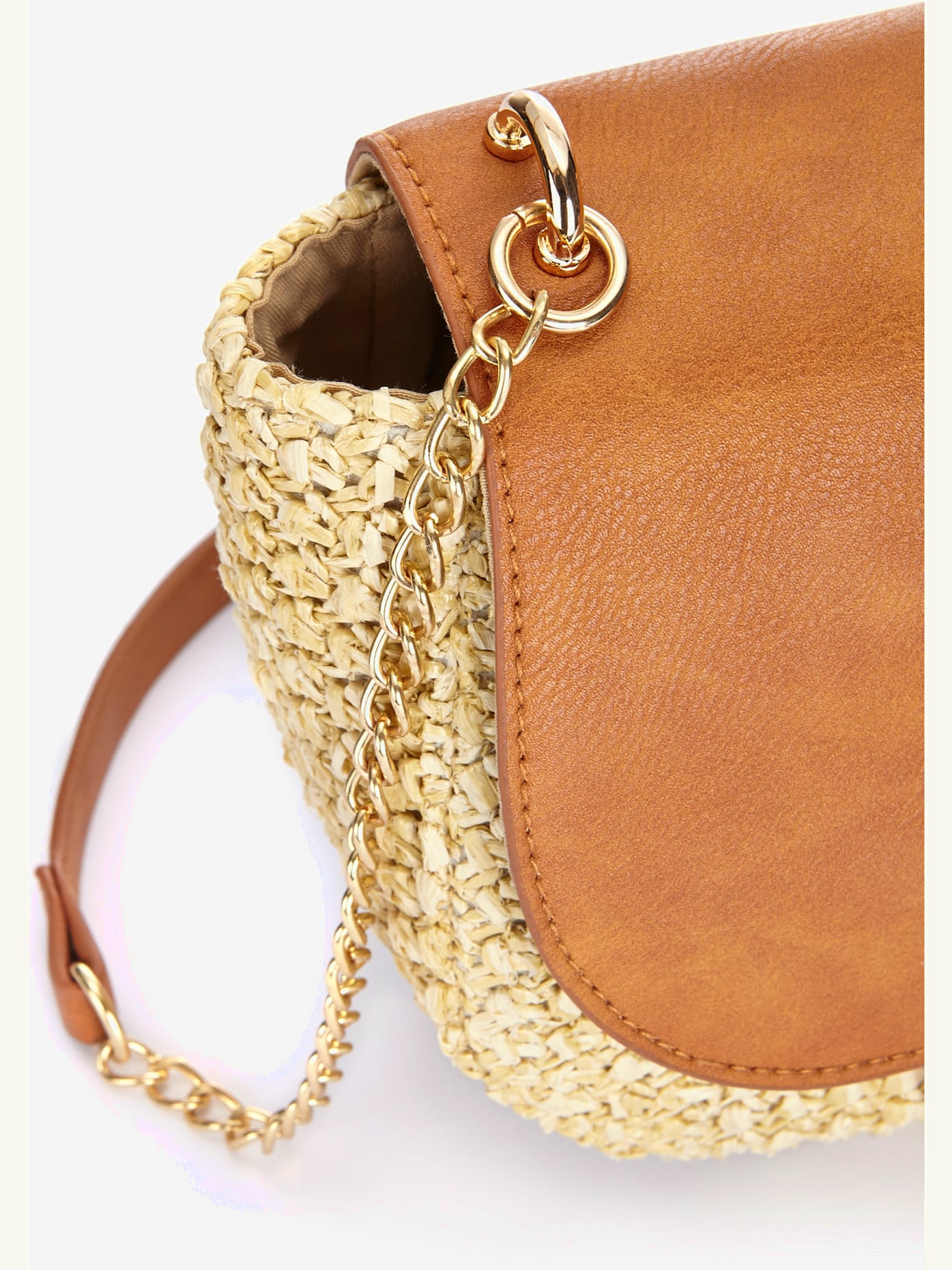 Sac à main en imitation raphia avec détails chaînes couleur or sur la bandoulière