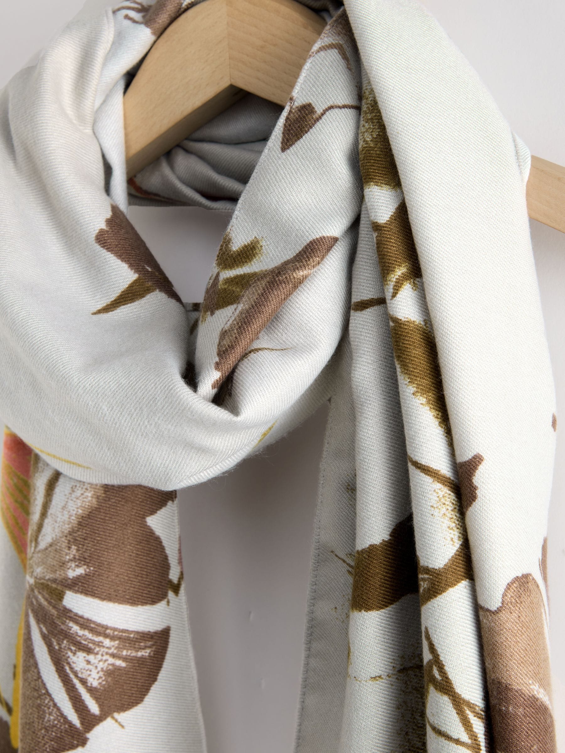 Grijs met bloemen - Halfzware sjaal