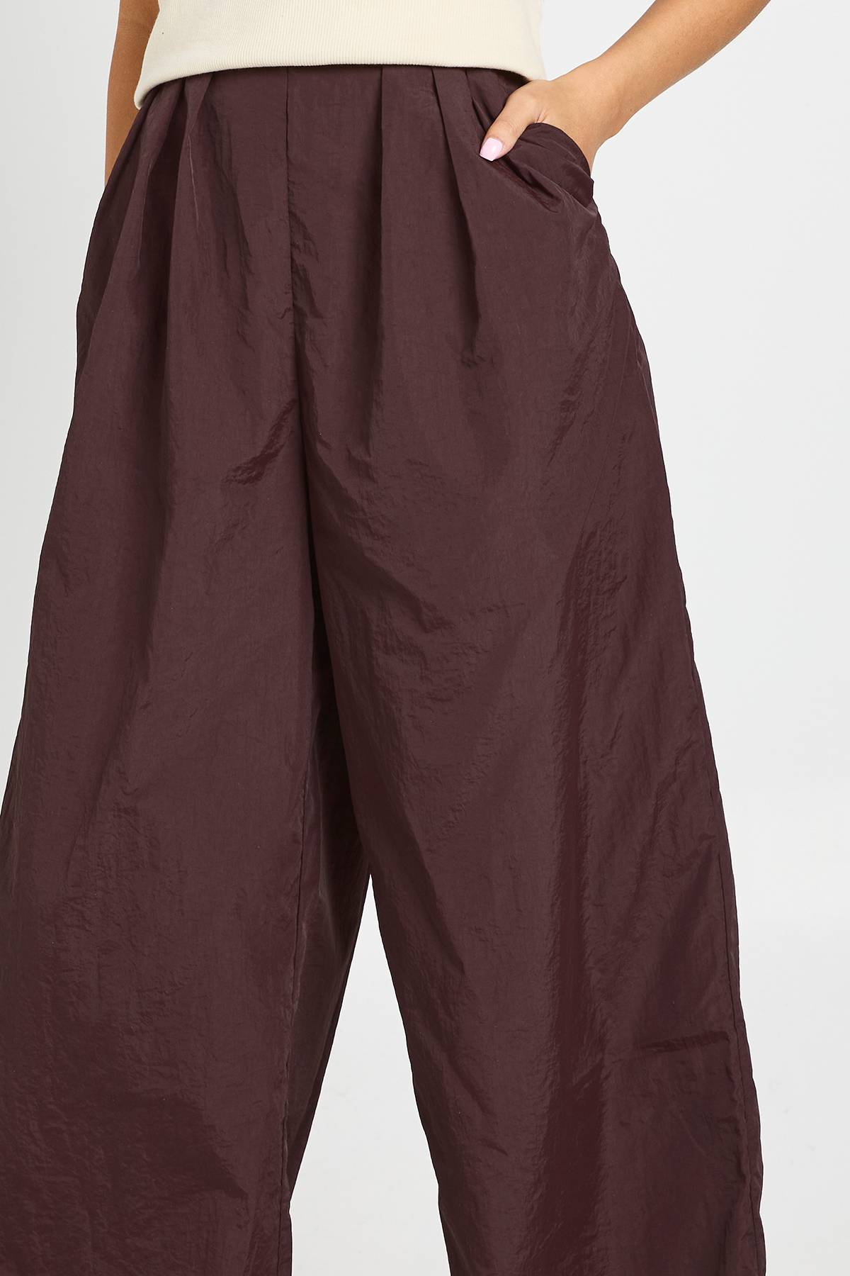 boohoo Pantalon Cargo En Nylon Avec Détails Plissés Petite