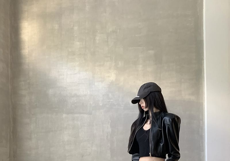 Soswift - Kunstleren cropped jack met rits / Middelhoge kunstleren broek met wijde pijpen