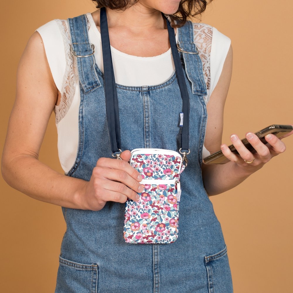 Pochette Téléphone Matelassée Boutons Rose