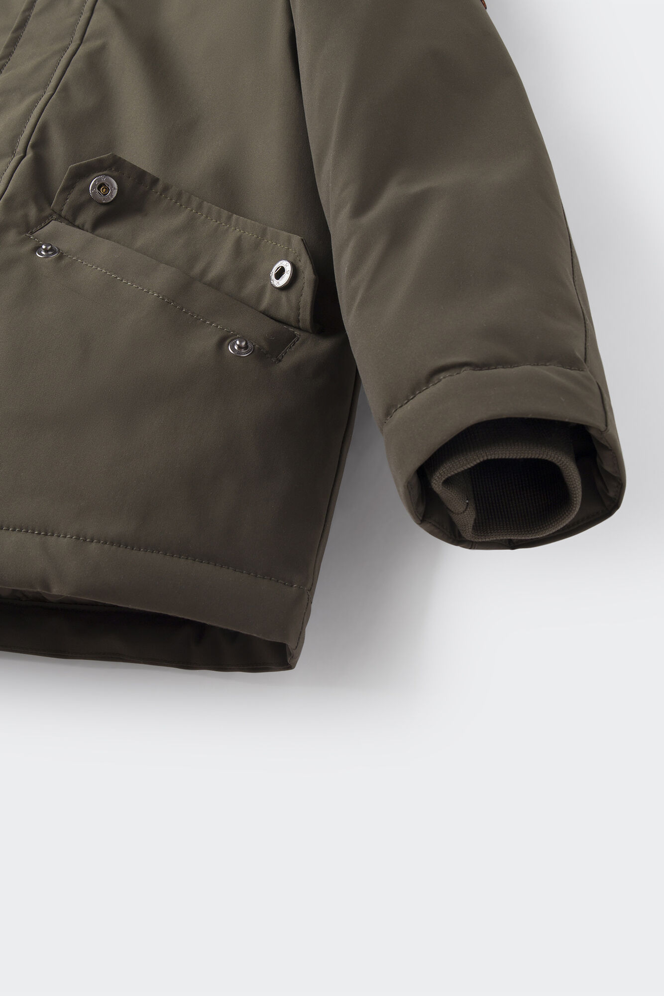 Parka comprida acolchoada com capuz.