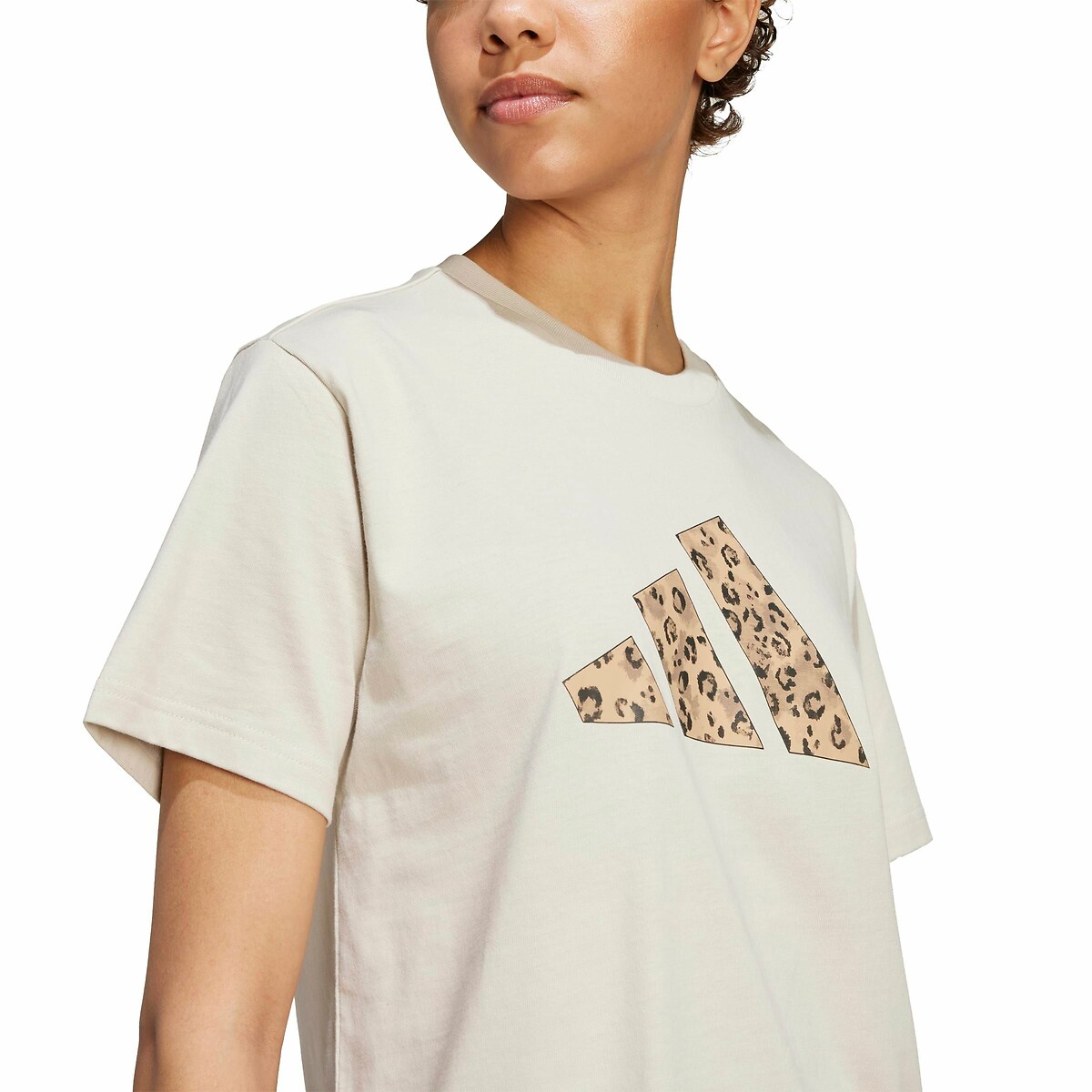 ADIDAS ROUPAS ESPORTIVAS<br>Camiseta com logo grande de leopardo