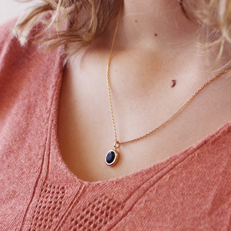 Collier médaille ovale lapis lazuli plaqué or femme - gravure COEUR
