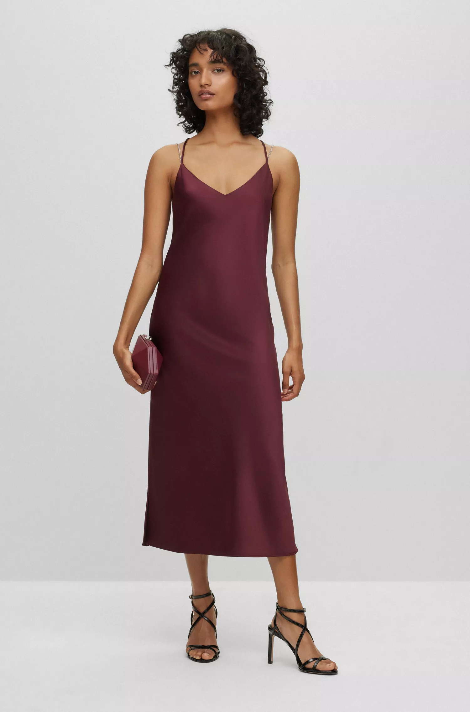 Vestido midi de cetim preto BOSS com detalhe de alça de corrente.