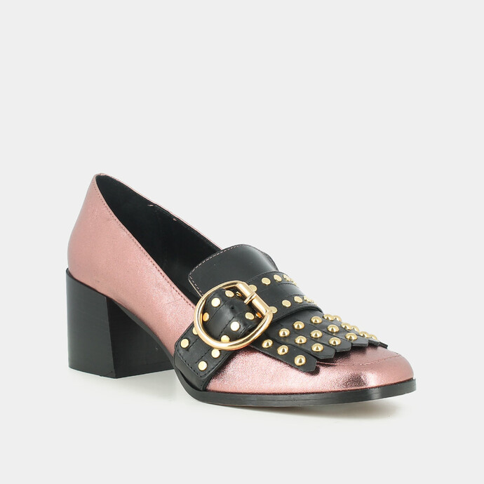 Mocassins à talons et pattes frangées  et cabochons en cuir métallisé rose
