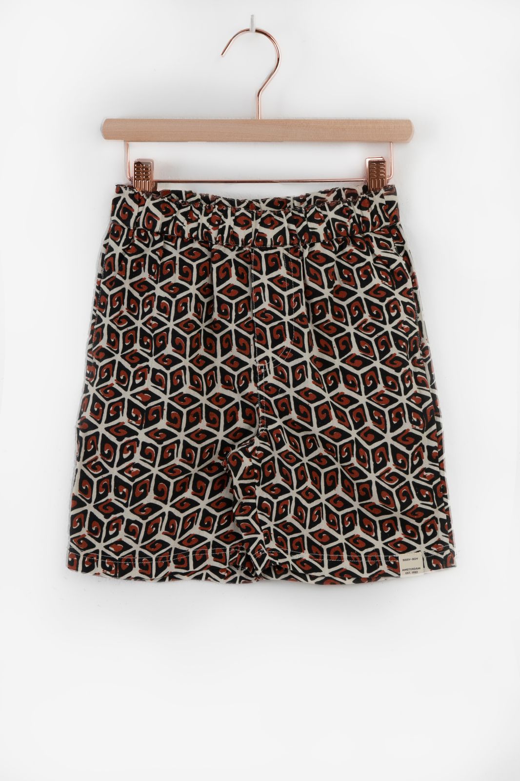 Donkerrode shorts met geometrisch patroon