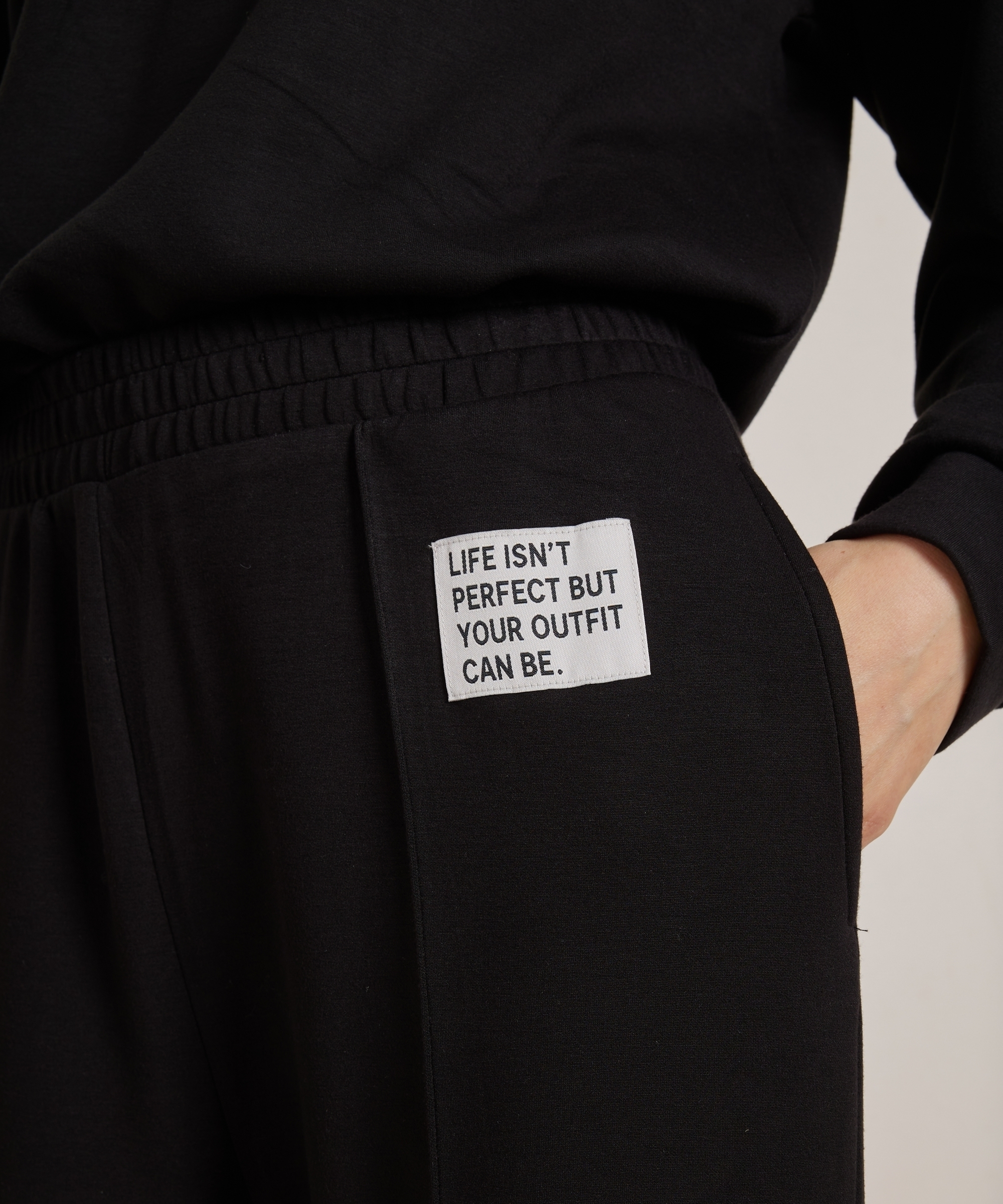 wide fit broek met label