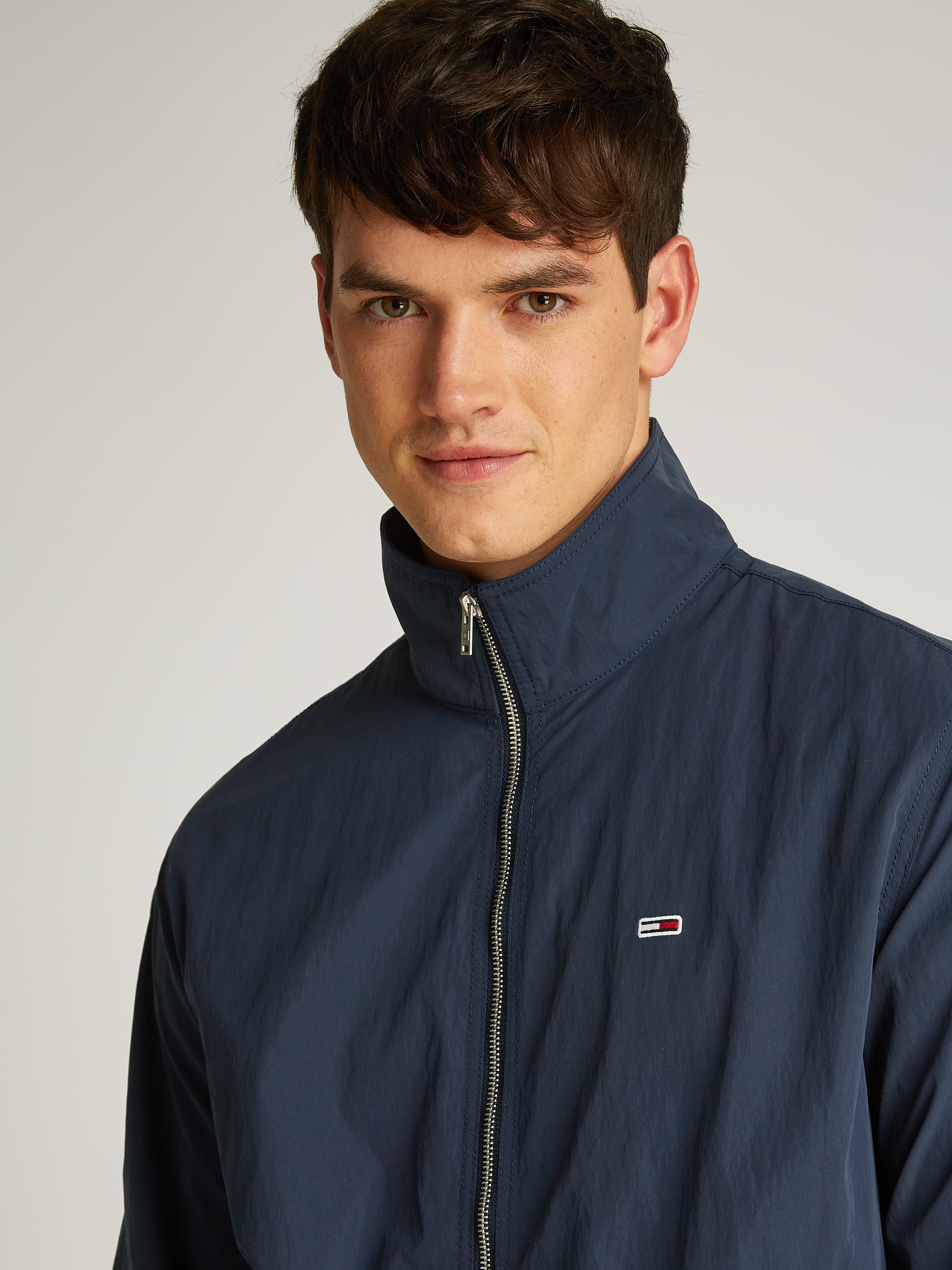 Tommy Jeans Plus Allwetterjacke »TJM ESSENTIAL JACKET EXT« in Grossen Grössen, Logostickerei, Eingriffstaschen