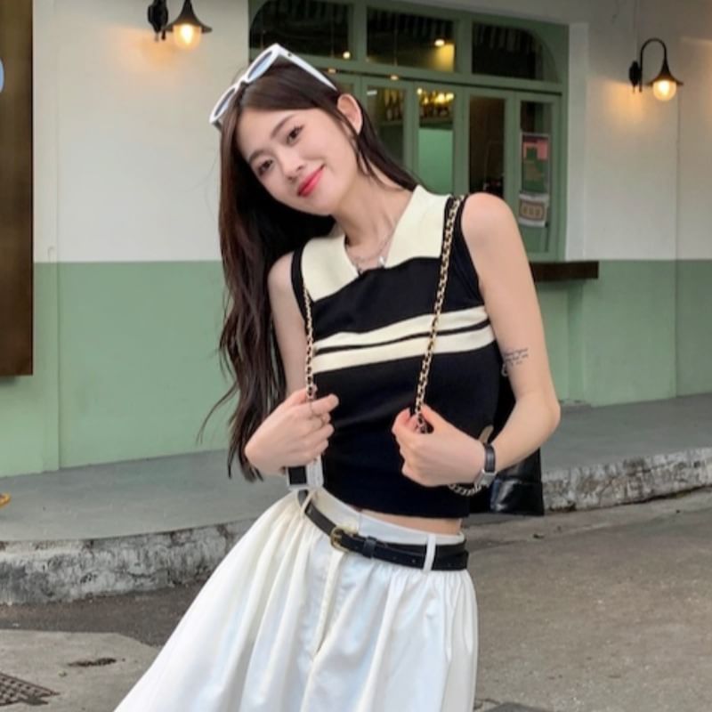 Yupina - Mouwloze, gestreepte, tweekleurige crop top met kraag