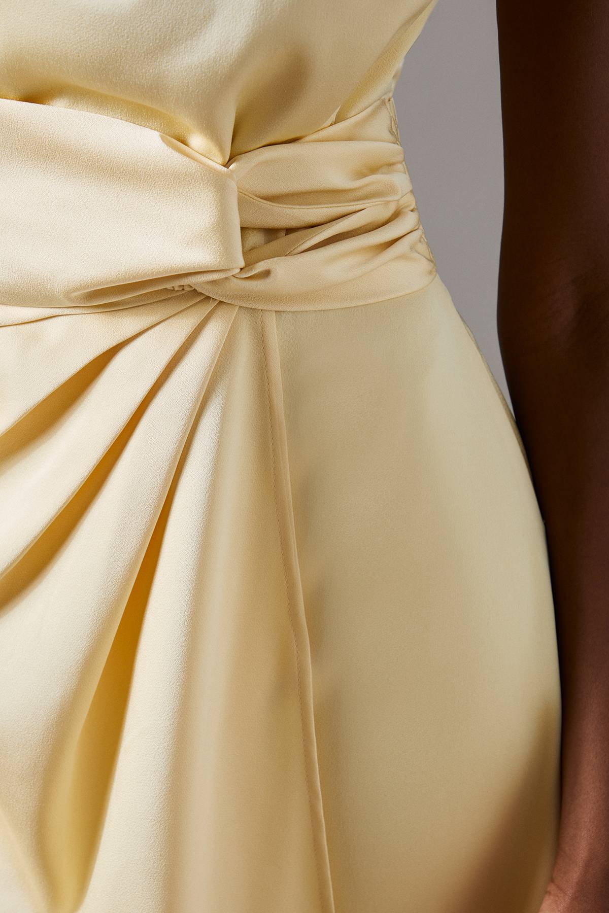 Coast Robe Mi-Longue en Satin avec Taille Torsadée