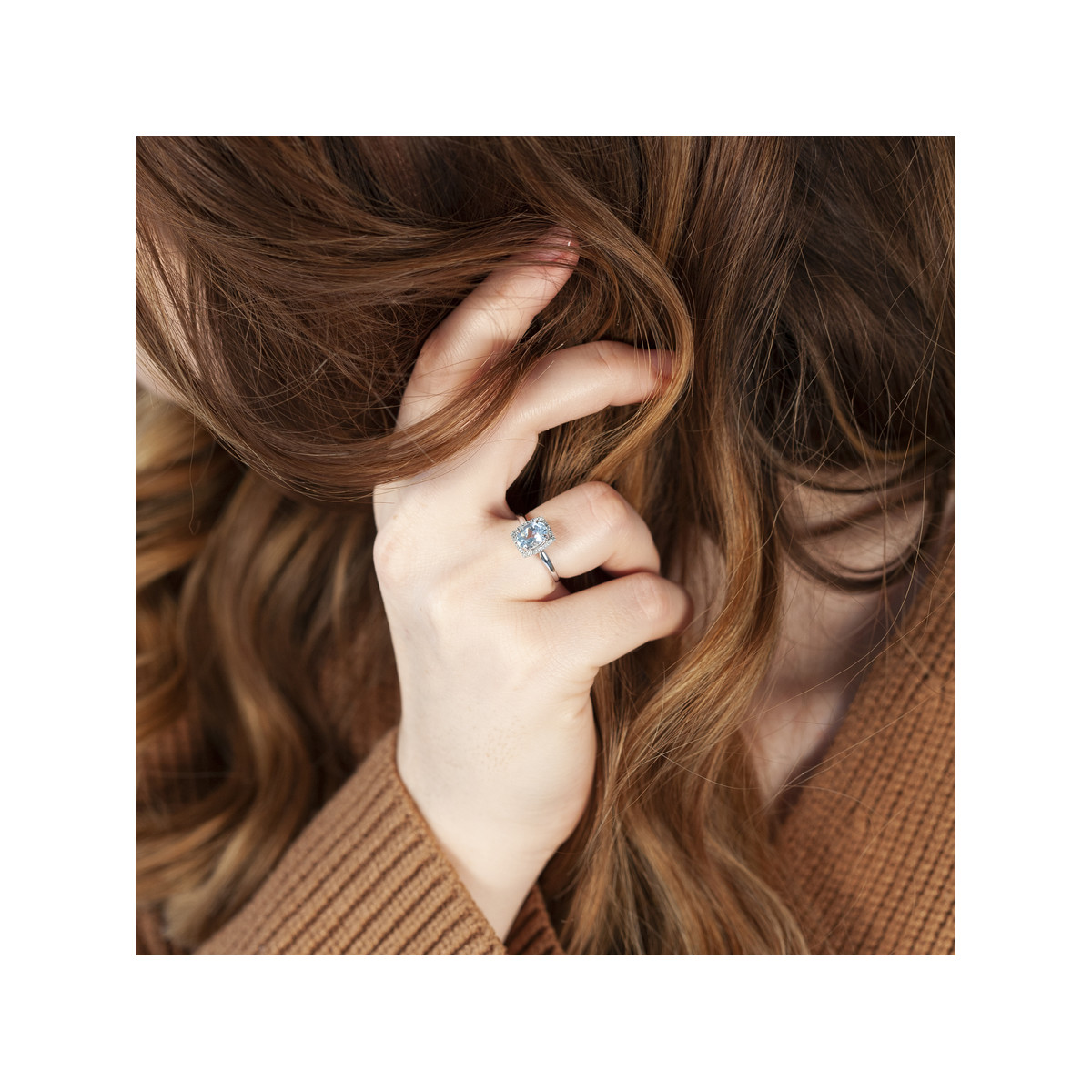 Bague or 375 blanc aigue-marine ovale et diamants