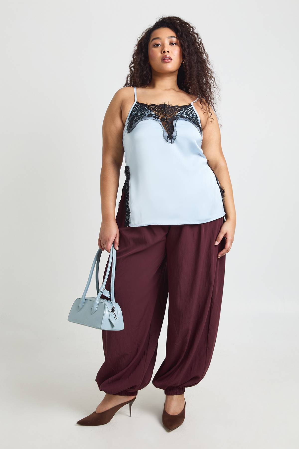 boohoo Débardeur En Satin Grande Taille Avec Finitions En Dentelle