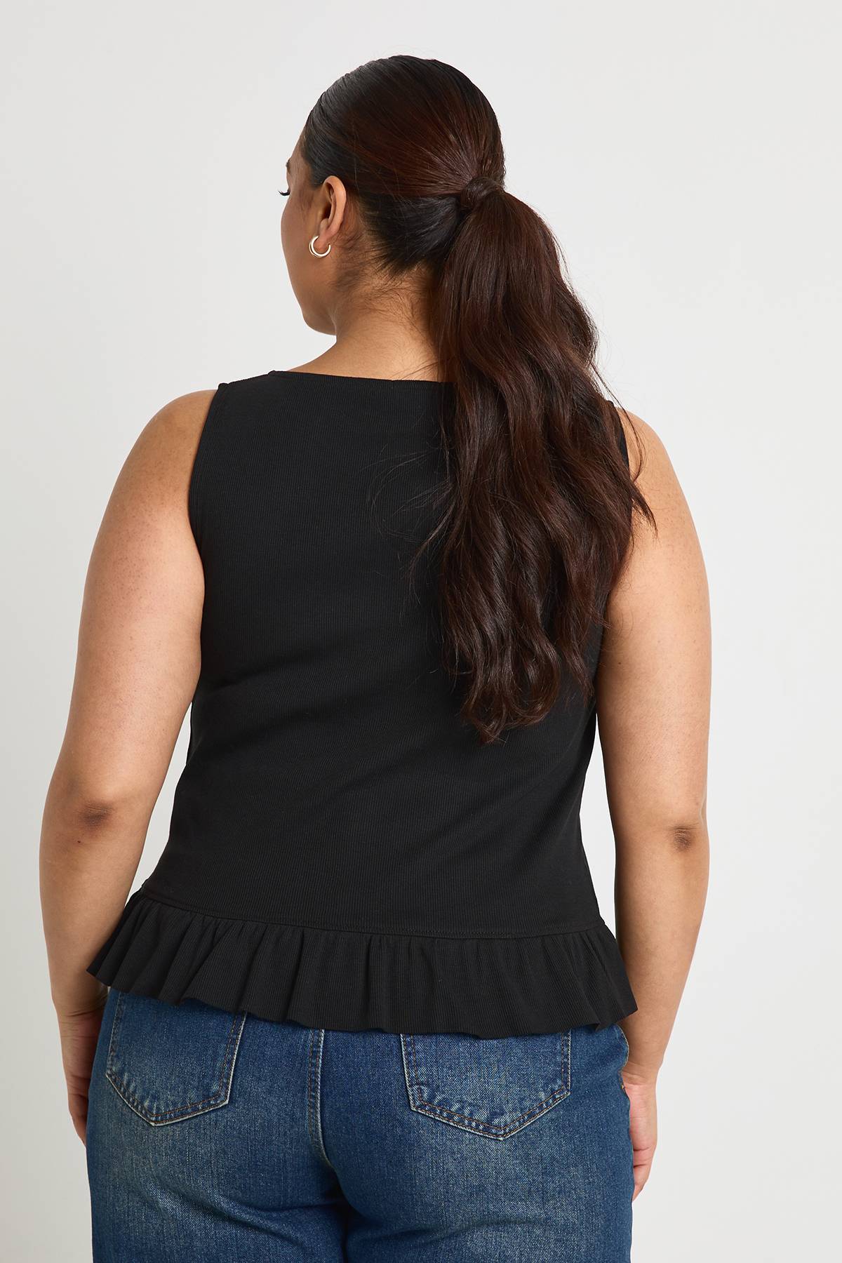 boohoo Haut grande taille à col boutonné et ourlet à volants