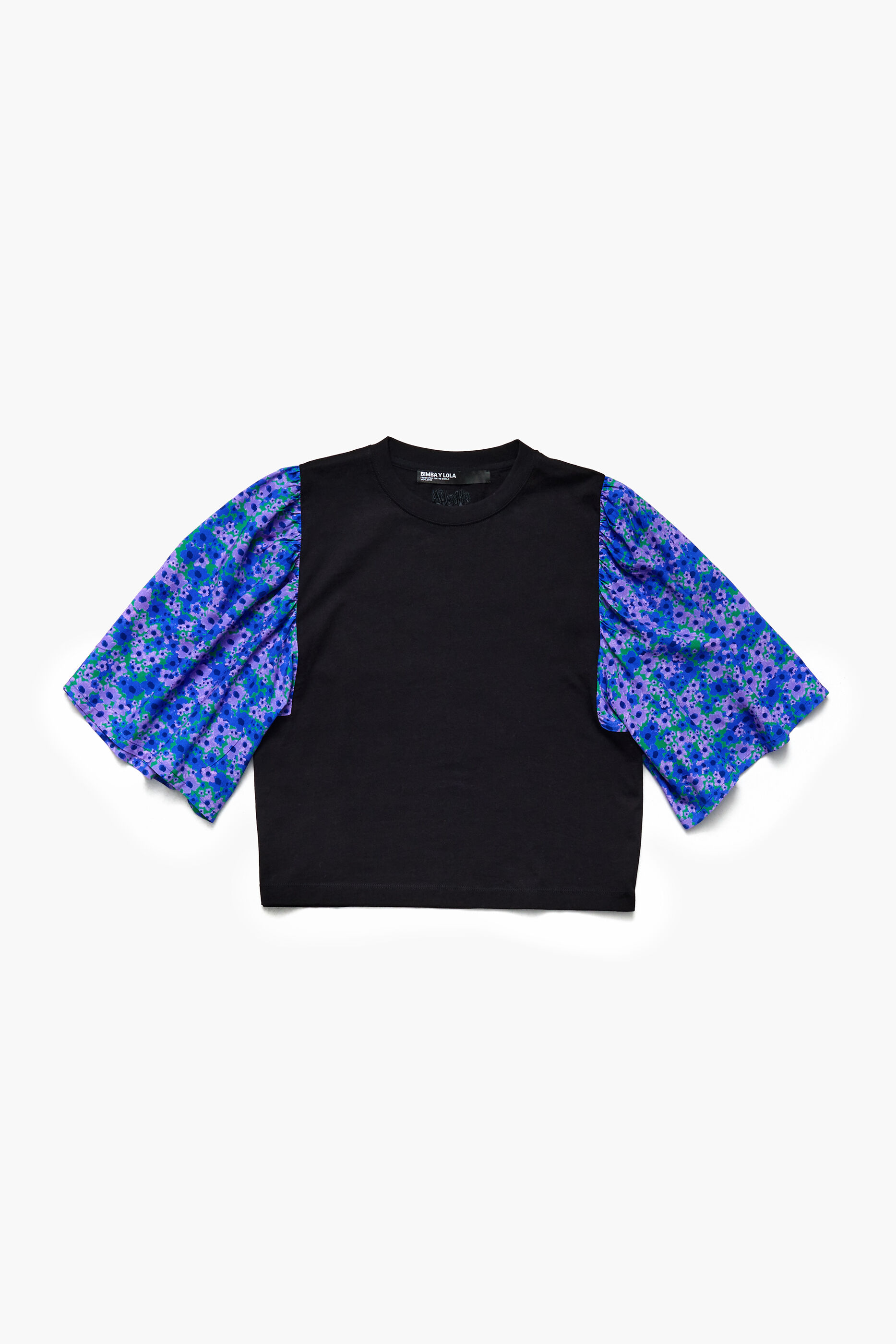 Camiseta de camada dupla com estampa floral totalmente verde.