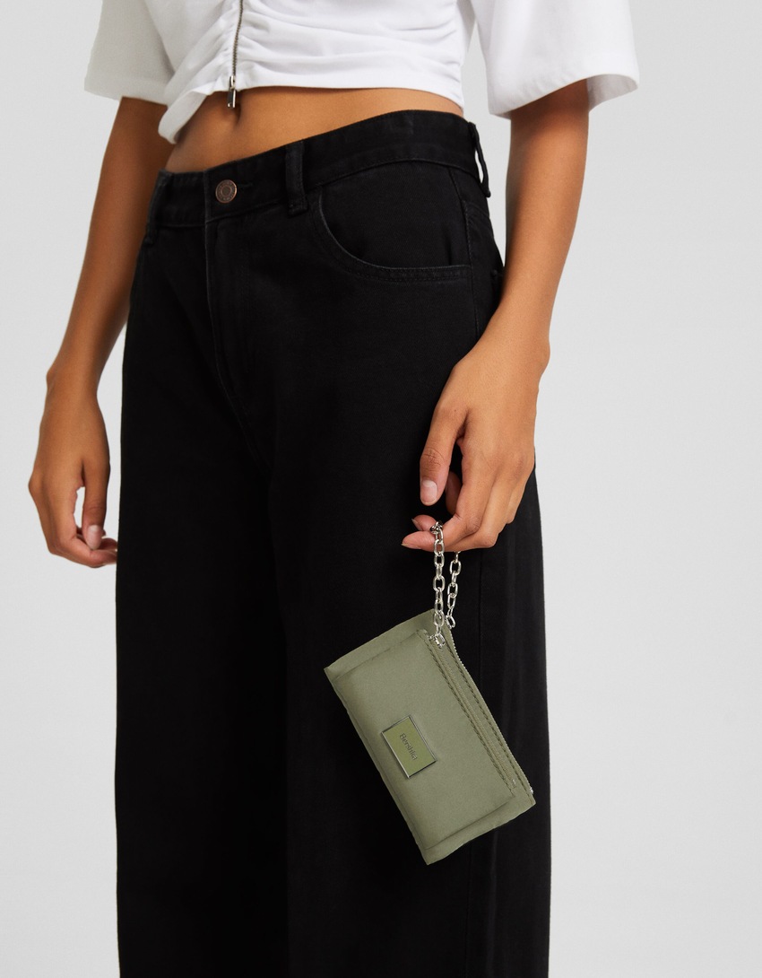 Bolsa com fecho duplo e corrente.