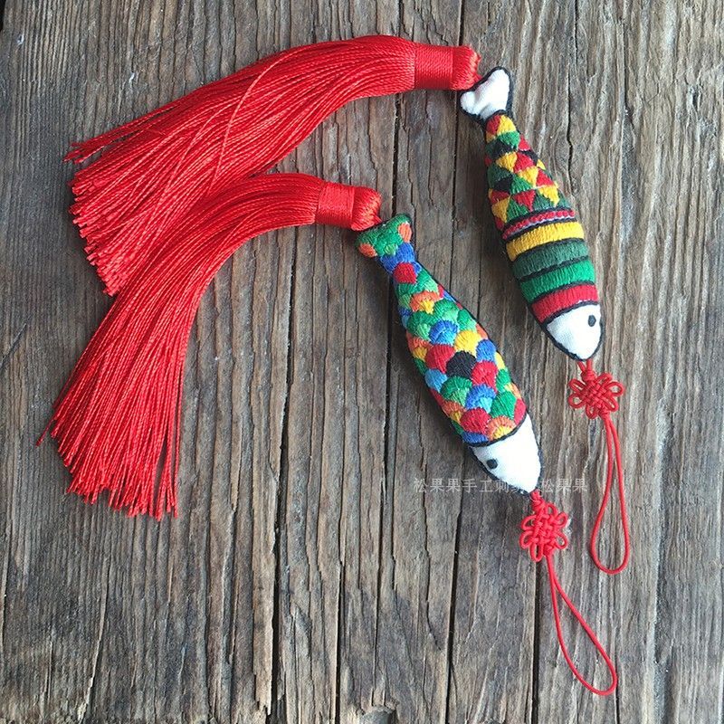 Embroidery Kingdom - DIY borduurpakket met hangende decoratie in de vorm van een viskwast
