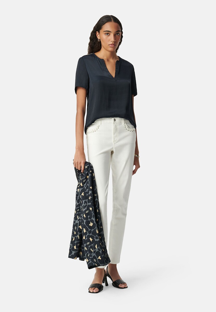 Blusa IKKS lisa com decote em V, mangas curtas e ombros decorados.