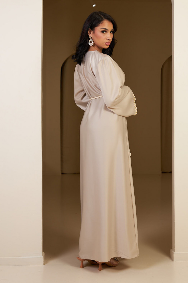 Robe blanche ceinturée à ceinture pompom