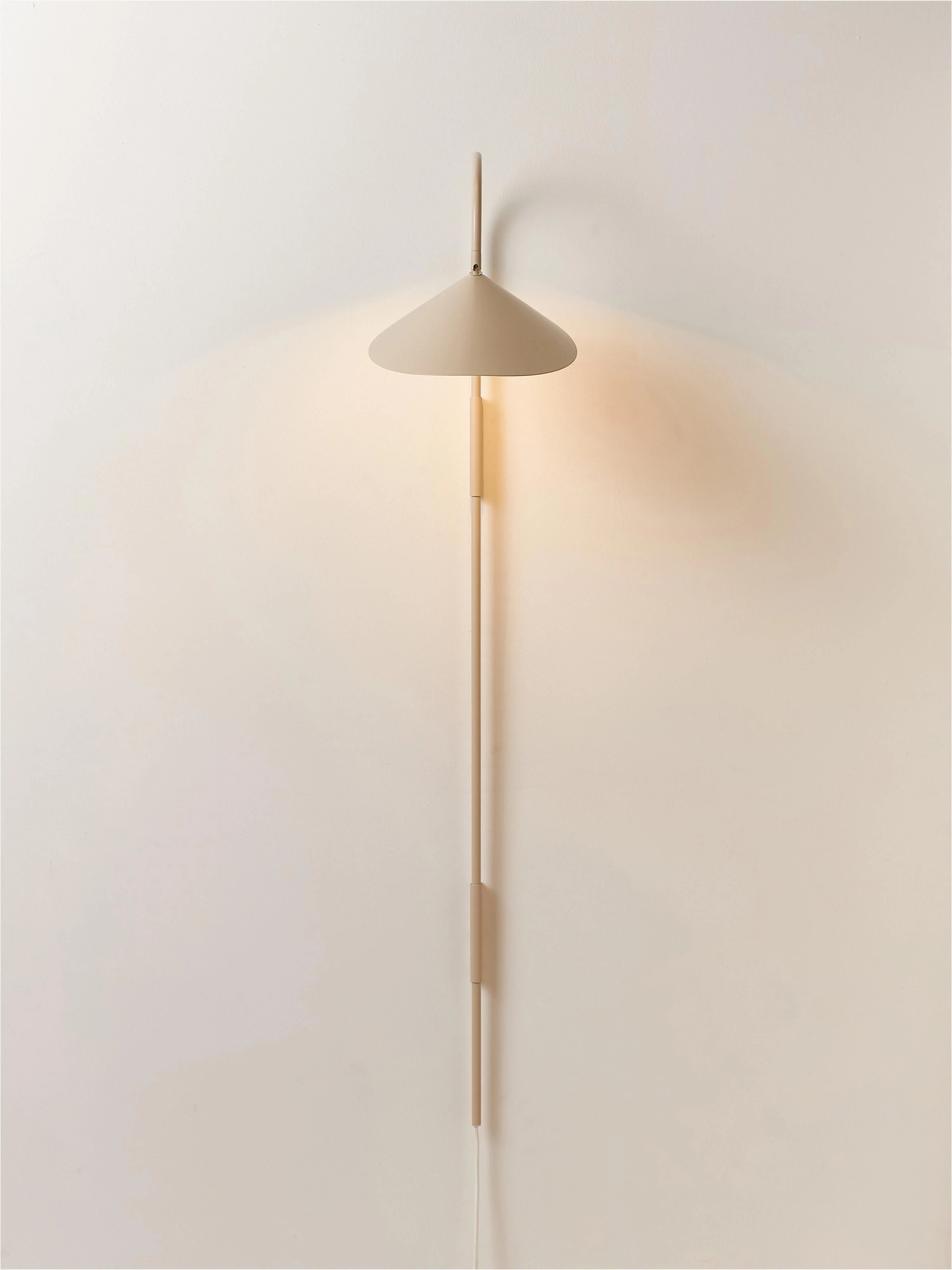 Grote wandlamp Arum met stekker, verstelbaar