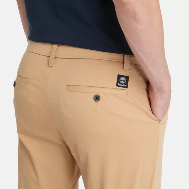 Pantalon chino en sergé extensible pour homme en marron clair