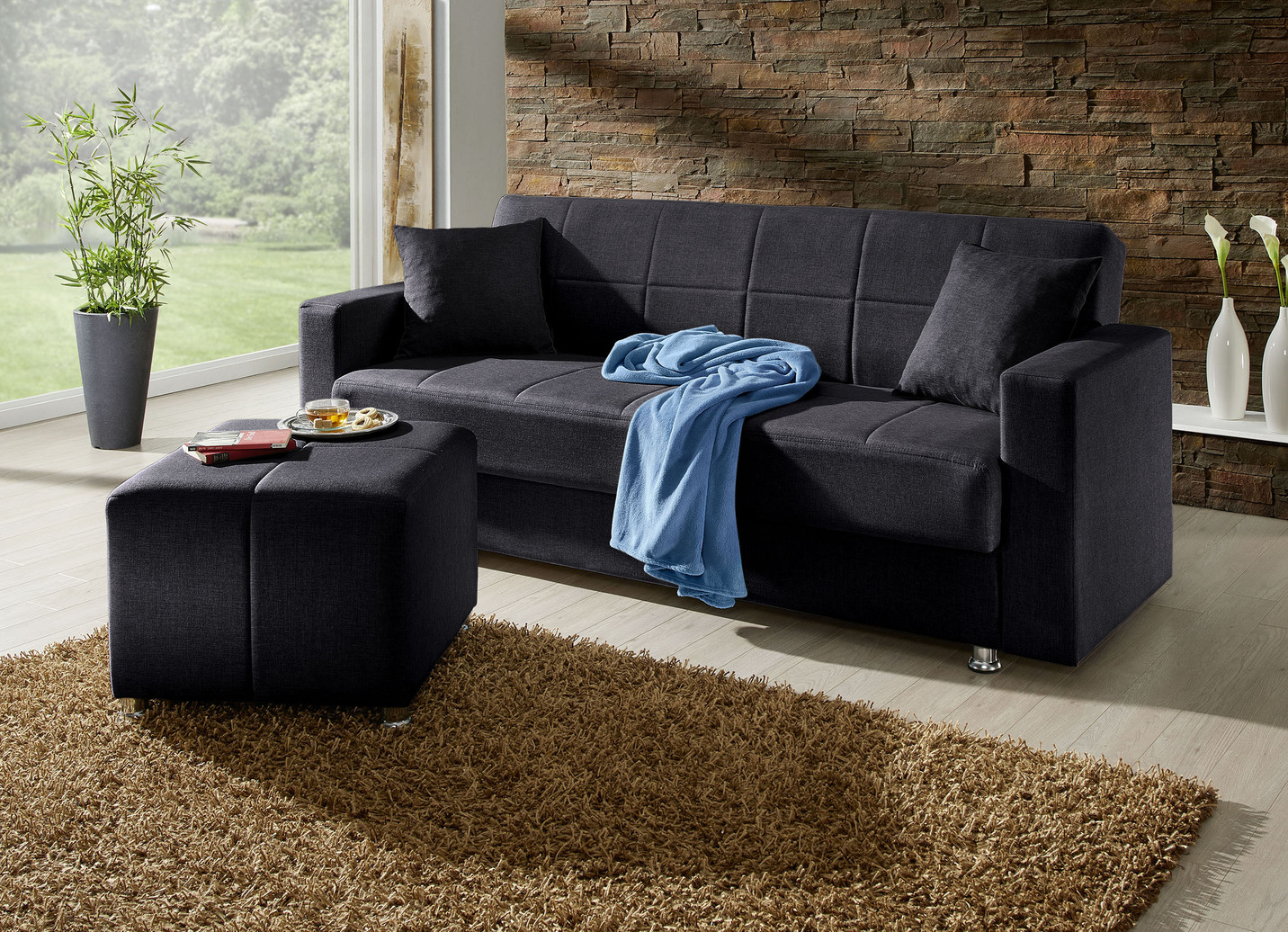 Klick-Klack-Sofa mit Hocker und Dekokissen