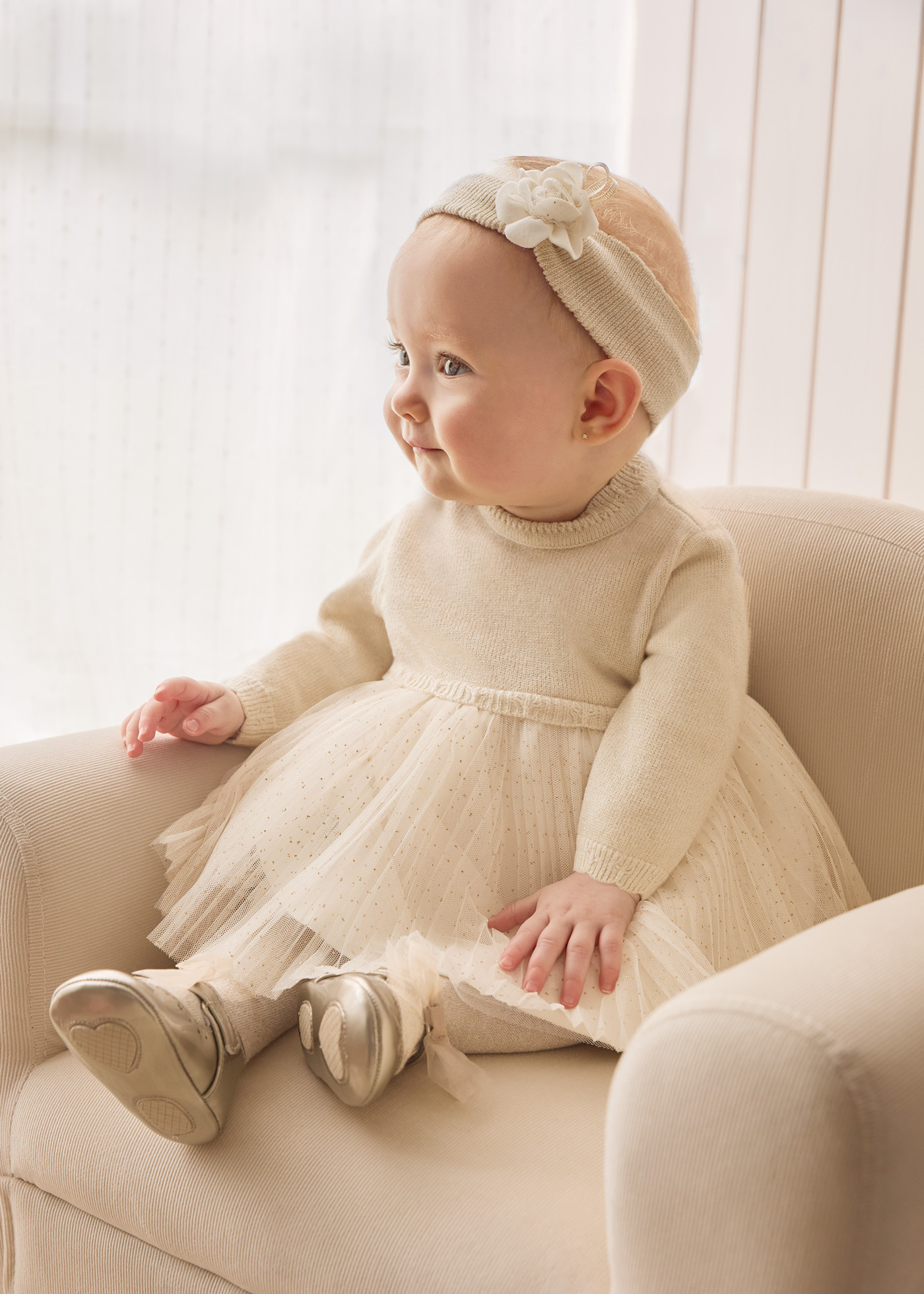 Vestido para recém-nascidos em malha e tule combinados.