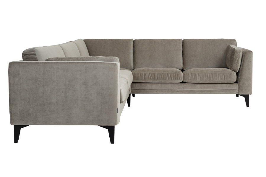 Avignon hjørnesofa 3- & 2-seter. I tekstil Eros Stone med sorte ben.