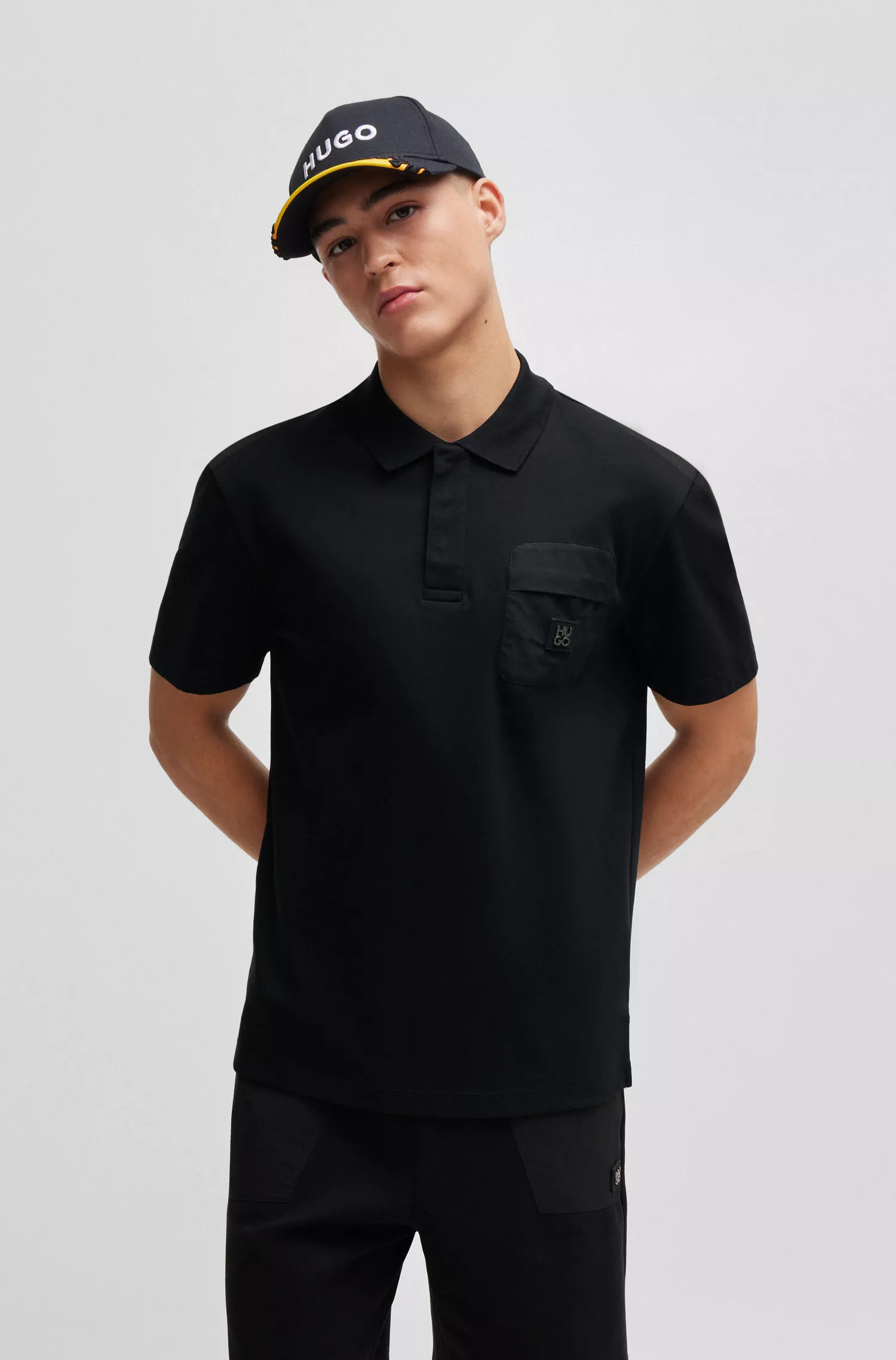 Camisa polo HUGO vermelha em algodão interlock com detalhes de logotipos sobrepostos.