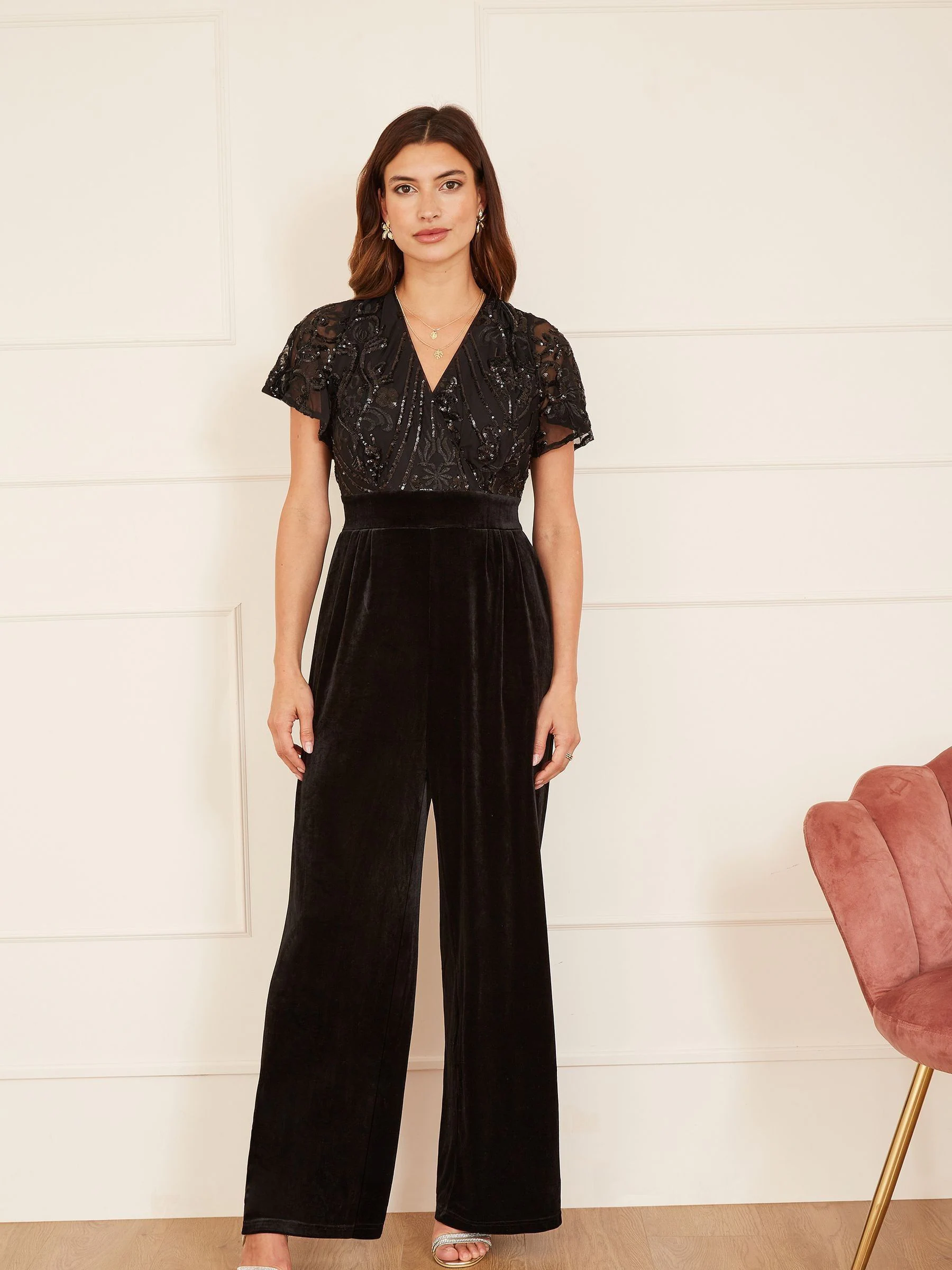 Zwart - Yumi jumpsuit met engelmouwen, van fluweel en versierd met lovertjes