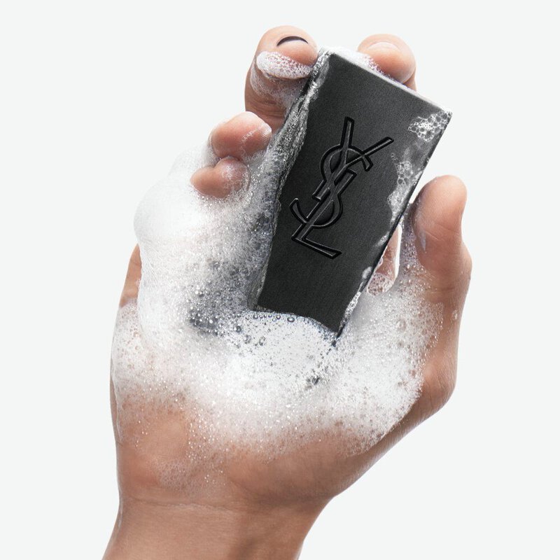MYSLF 4EN1 NETTOYANT SOLIDE  MYSLF, LE NOUVEAU PARFUM POUR HOMME RECHARGEABLE PAR YVES SAINT LAURENT. L'EXPRESSION DE L'HOMME QUE VOUS ÊTES, TOUT EN NUANCE