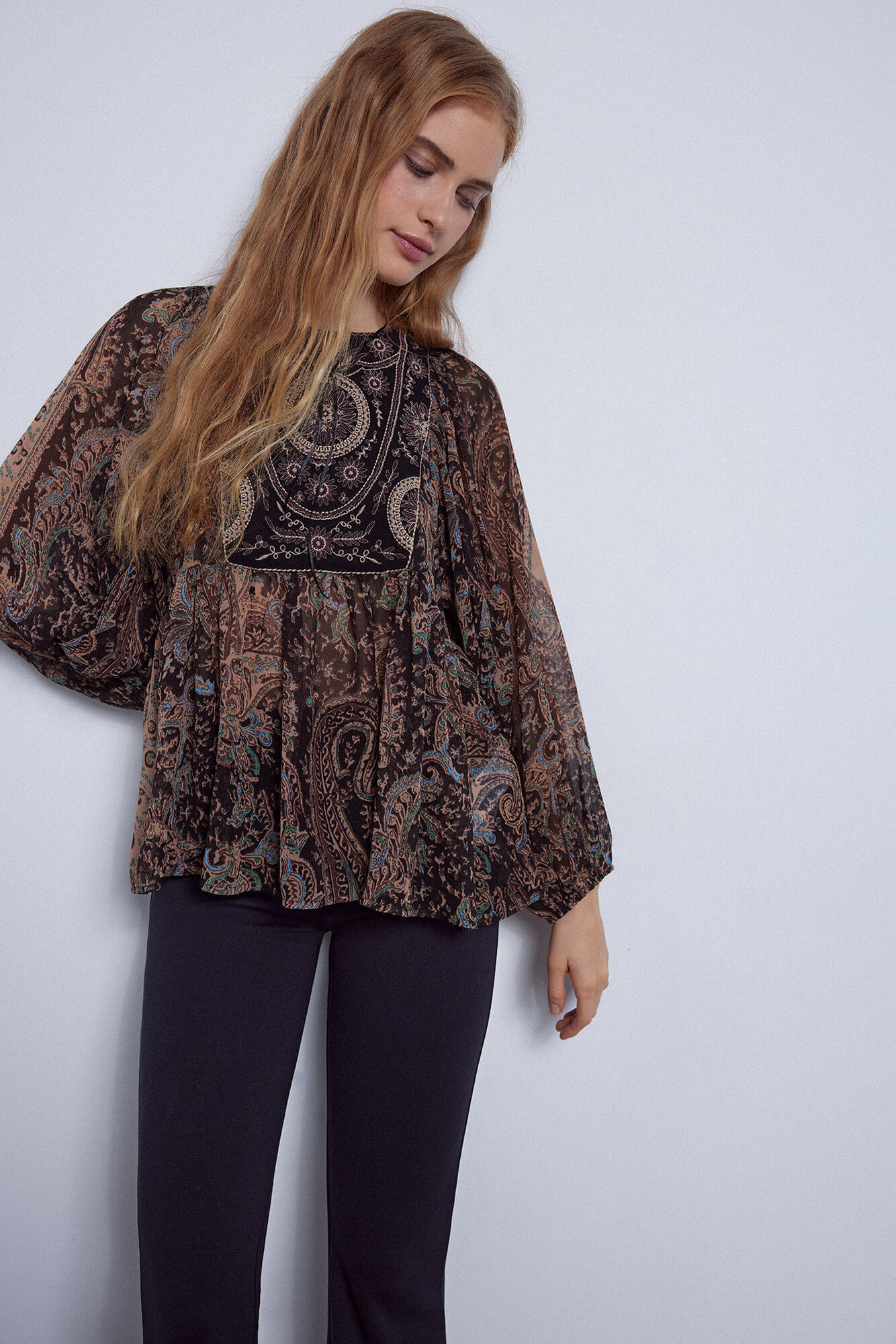 Blusa bordada e estampada