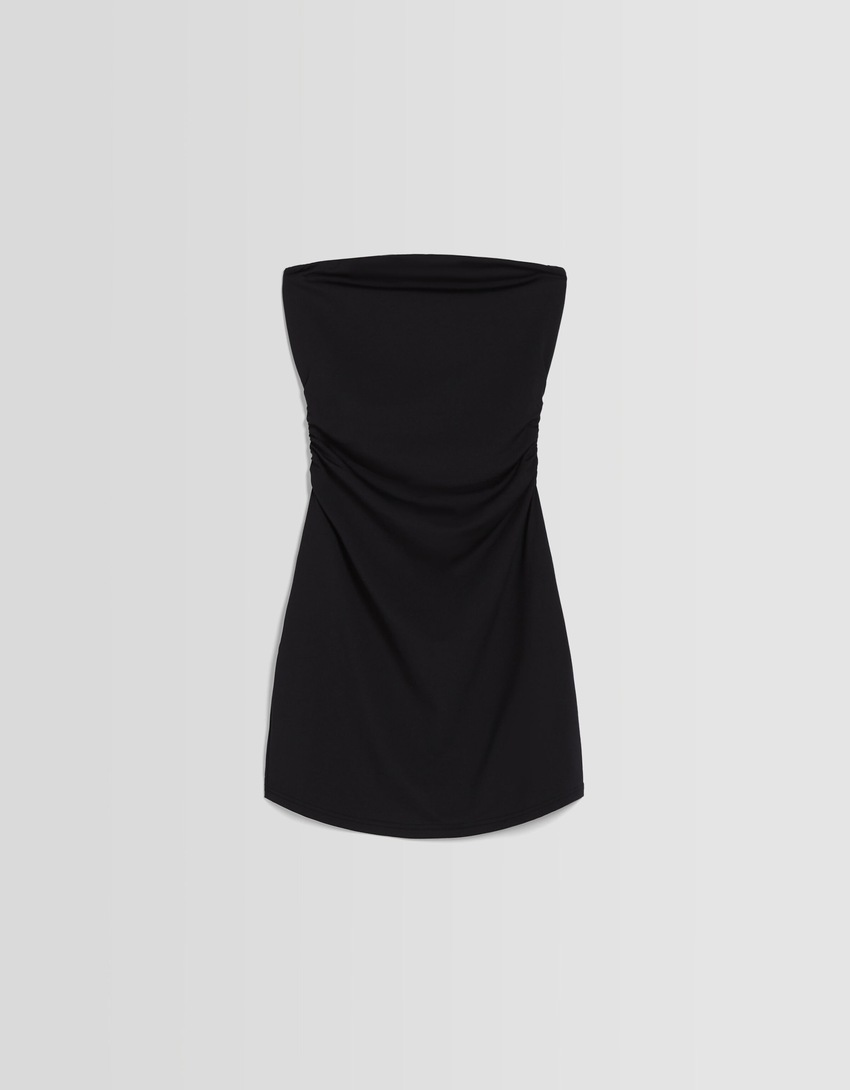 Vestido curto com ombros à mostra