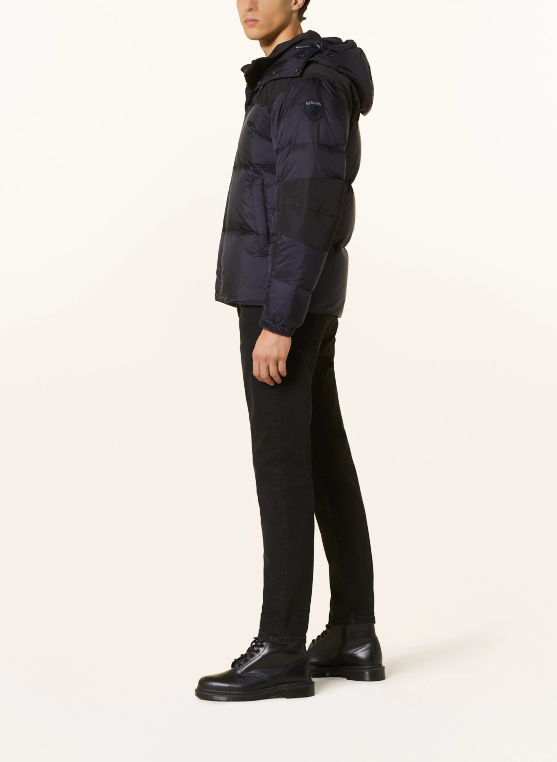 Blauer Daunenjacke